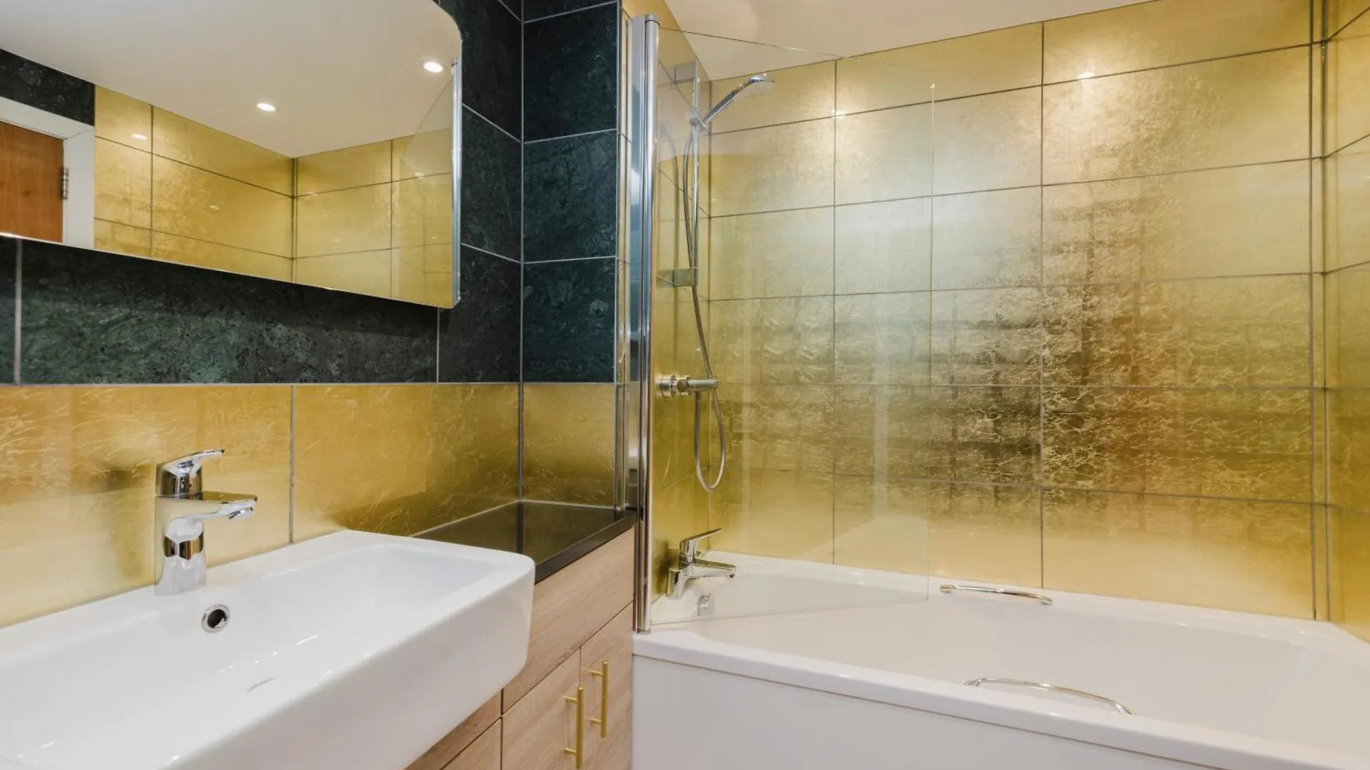 Joivy Stylish Apartment With Balcony In Old Town Edinburgh