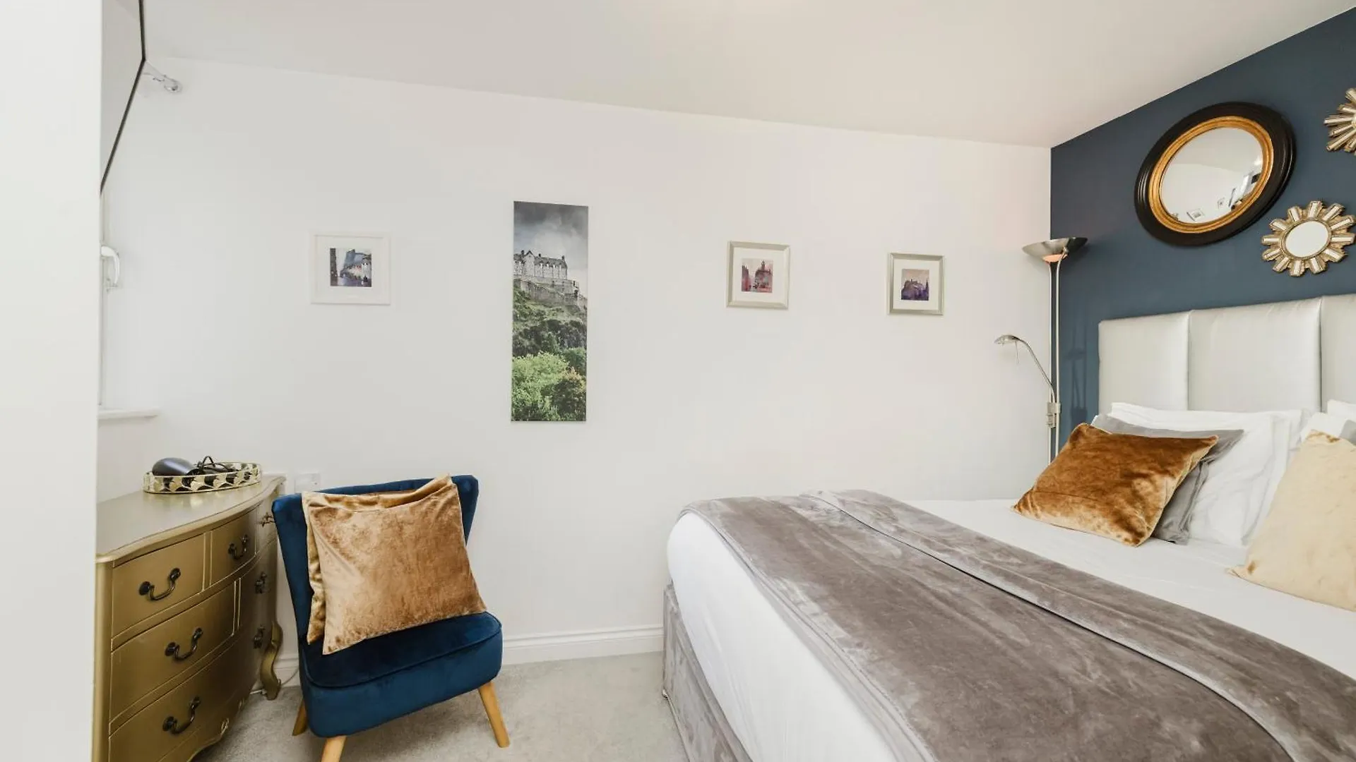 Joivy Stylish Apartment With Balcony In Old Town Edinburgh