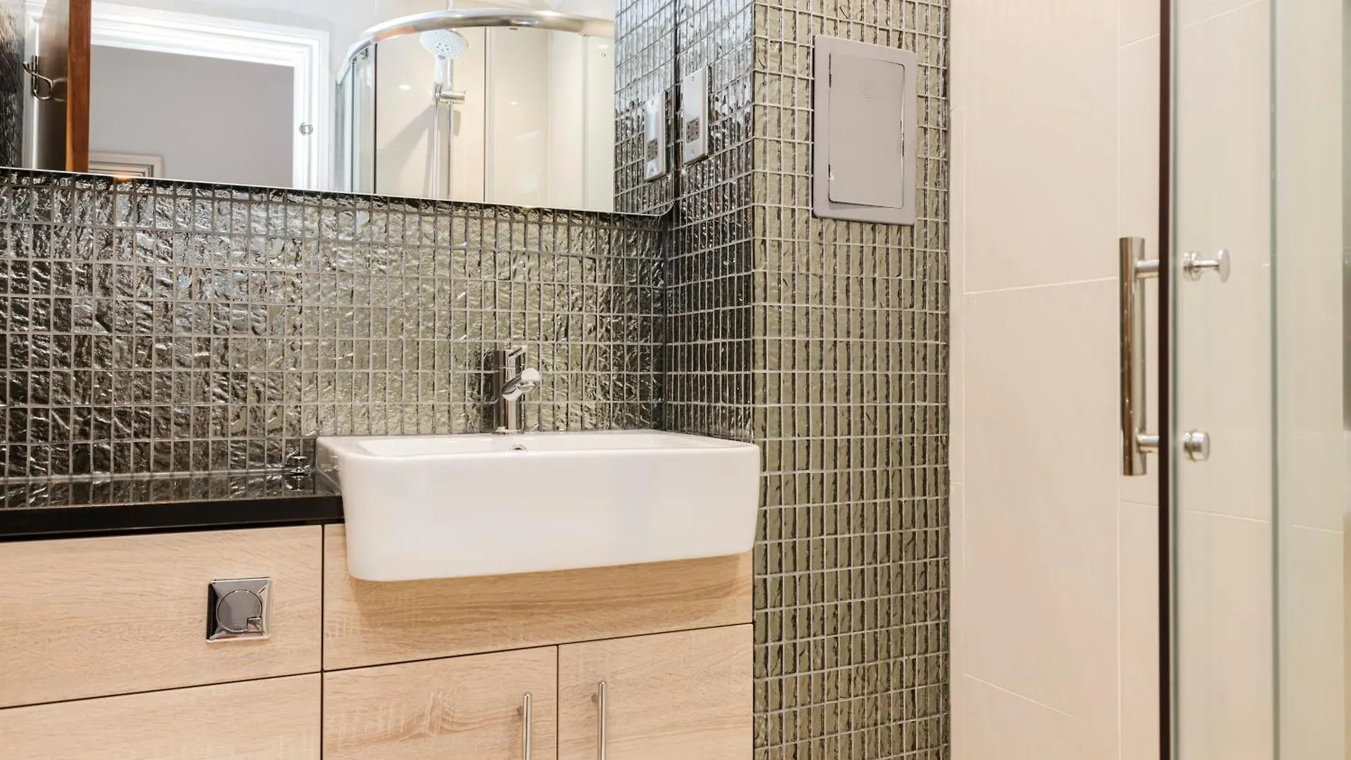 Joivy Stylish Apartment With Balcony In Old Town Edinburgh
