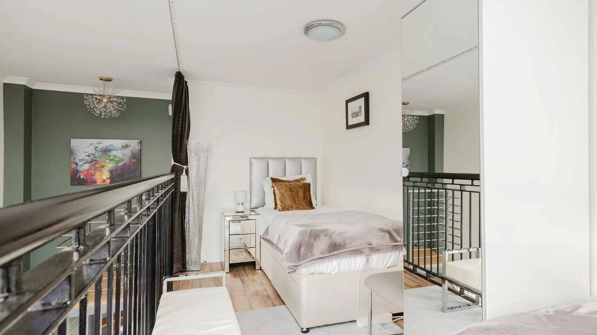 Joivy Stylish Apartment With Balcony In Old Town Edinburgh