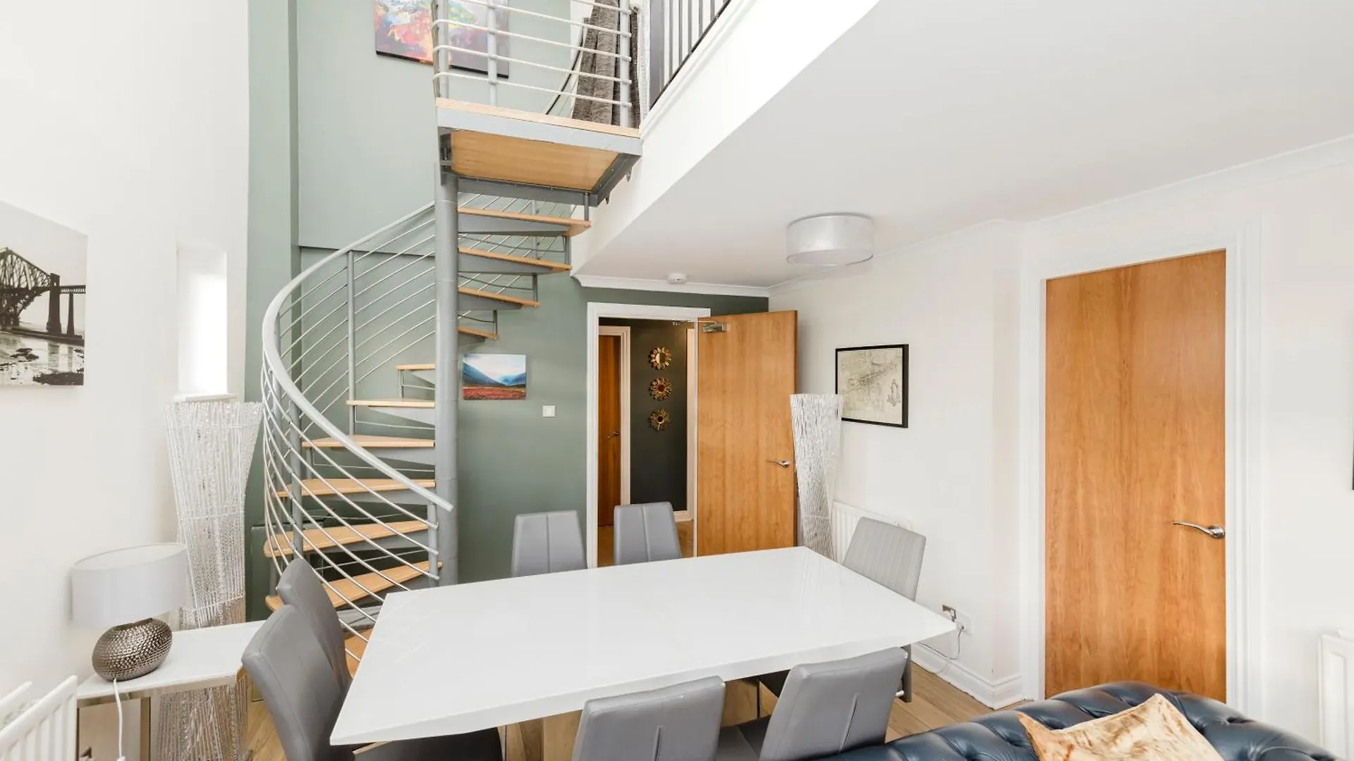 Joivy Stylish Apartment With Balcony In Old Town Edinburgh