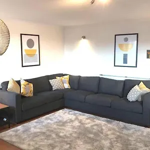  Apartment Waterfront Living In Leith With Free Parking!